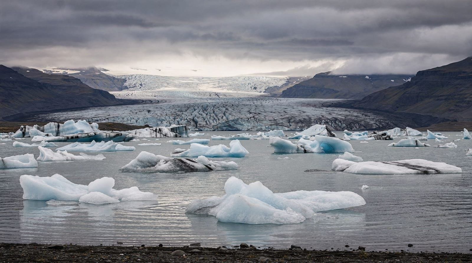 Jökulsárlón glacier lagoon: icebergs drifting to Diamond Beach, Iceland