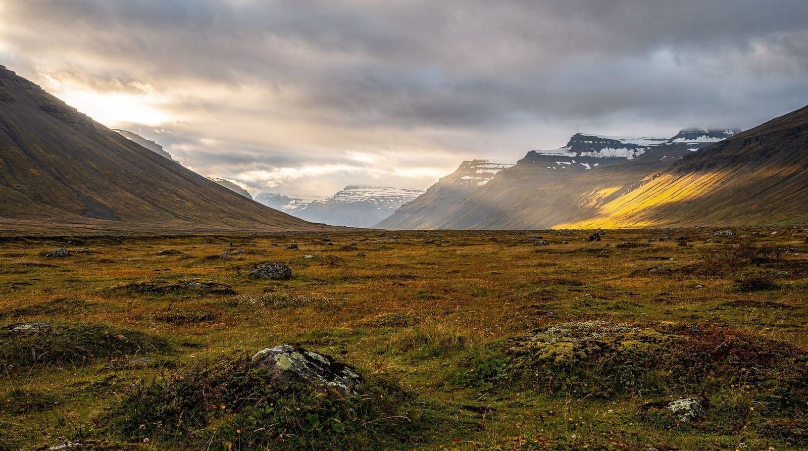 Best time to visit Iceland — Find the ideal month: Northern Lights (Sep–Apr), midnight sun (summer), ice cave