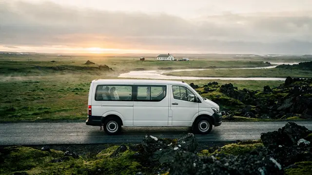Reykjavik: Golden Circle Midnight Sun Minibus Tour
