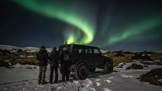 From Reykjavík: Northern Lights Super Jeep Tour