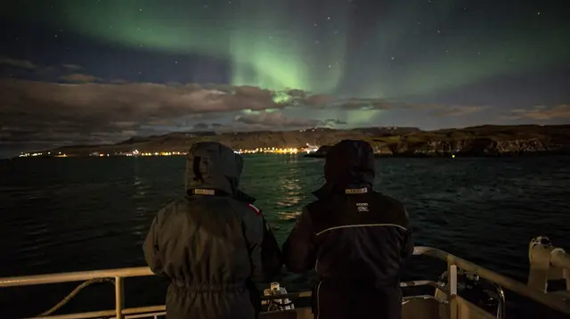 Reykjavik: Northern Lights Guided Boat Tour